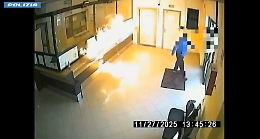 Entra in Comune e appicca le fiamme: «Quel cantiere mi dà fastidio». In un video il folle gesto di un uomo 