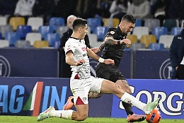 Conte suda le sette camicie: il Napoli elimina il Cagliari solo ai rigori