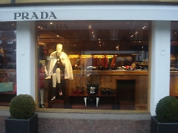 Un'inchiesta scuote il lusso della moda: si indaga su produzione e caporalato