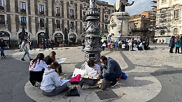 Catania diventa un&rsquo;aula a cielo aperto: gli studenti del Lazzaro disegnano l&rsquo;anima della citt&agrave;