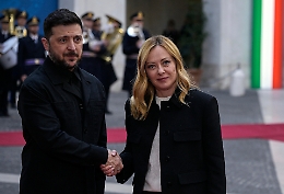 Meloni riceve Zelensky a Palazzo Chigi: folla in via del Corso e lo striscione di +Europa