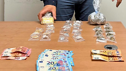 Con le feste aumenta la domanda di droga e della potente "wax": arrestato un pusher 