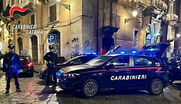 Catania, rapina in casa con la scusa di consegnare la frutta. Due arresti, decisivo il morso di una delle vittime 