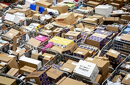 Micro-pacchi di Shein e Temu sotto tiro: da luglio dazio fisso di 3 euro per ogni spedizione sotto i 150 euro