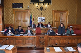 Ragusa, il consiglio comunale approva il bilancio. Tensione politica alle stelle