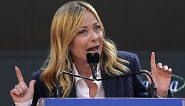 Atreju, l&rsquo;ora di Giorgia: il &ldquo;pantheon al contrario&rdquo; e la sinistra nel mirino nel comizio&ndash;manifesto