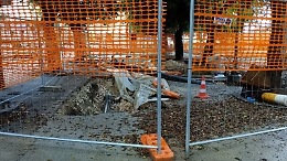 Giardini pubblici, lavori del gas sospesi e scavo abbandonato: preoccupazione per la sicurezza