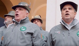A Palazzo Chigi gli alpini cantano l'inno nazionale. E anche Meloni, nel finale, non rinuncia al "s&igrave;"
