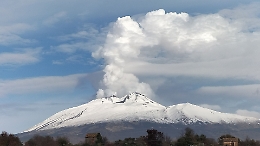 L'Etna continua a borbottare dal cratere di nord-est: cenere su Piano Provenzana e Taormina