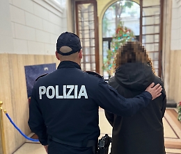 Picchia la moglie per ottenere soldi per la droga davanti al figlio: arrestato