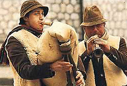 Suoni d'altri tempi: lo zampognaro incanta la Cittadella dell'Artigianato di Palermo