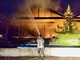 Grosso incendio a Palermo, a fuoco un capannone sulla circonvallazione