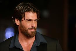 Istanbul, notte di ferro e neon: dalla soffiata alla &ldquo;stanza segreta&rdquo;, il blitz che ha travolto Can Yaman