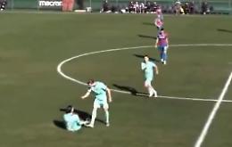 Rincorre il compagno di squadra e lo abbatte con una spallata: il video di Kevin Behrens che perde la testa in amichevole 