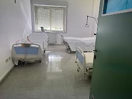 Ortopedia "fake" all'ospedale Barone Romeo di Patti: stanze vuote e cartone al posto delle cure, audizione all'Ars