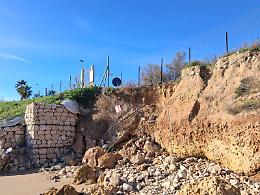 Lungomare Anticaglie a Caucana (S. Croce Camerina), crolli in serie