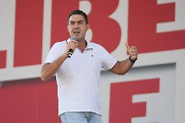 Montecitorio, la protesta in miniatura del Team Vannacci: nove persone in piazza e uno striscione sui "cessi d'oro"