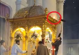 Paura ad Aci Sant'Antonio: fiamme sulla "vara" di Sant'Antonio durante la processione