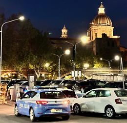 "I soldi o vi spacchiamo la faccia": parcheggiatori abusivi minacciano automobilisti in piazza Borsellino e vengono arrestati