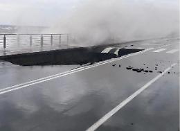 Voragine sul lungomare di Santa Teresa di Riva: la mareggiata divora parte della strada