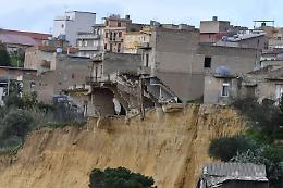 Niscemi a 120 giorni dalla frana: crolla un altro edificio, tutto pronto (o quasi) per le demolizioni nella fascia dei 50 metri