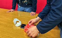 Fuga nel centro storico: a Gela arrestato un ventiseienne con 47 grammi di cocaina, complice minorenne denunciato