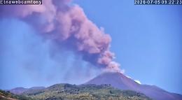L'Etna torna a farsi sentire: Ingv alza l'allerta aerea a rosso per intensa attivit&agrave; stromboliana