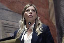 Caso Almasri, sospeso il processo a Giusi Bartolozzi: la Corte costituzionale accoglie il conflitto della Camera