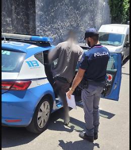 Follia al pronto soccorso a Catania: soccorso per un malore, si sveglia e picchia un poliziotto 