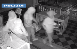 Furto in una chiesa di San Cristoforo: coppia catanese bloccata con 11 crocifissi e oltre 6.500 euro di refurtiva