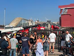 Notte di ricerche, ancora nessuna traccia dei 6 dispersi. A complicare i soccorsi un incendio che cova sotto le macerie