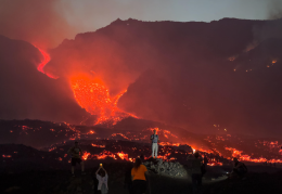 Etna, stretta sulle colate: ordinanze, divieti, raccomandazioni e sentieri utili per godersi lo spettacolo
