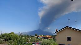 L'Etna ferma i voli a Catania: scatta il limite agli arrivi e si apre una nuova bocca nella Valle del Bove