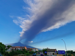 Etna, l&rsquo;aeroporto torna operativo: arrivi e partenze regolari. Oggi pomeriggio a rischio se il vento soffia verso Sud