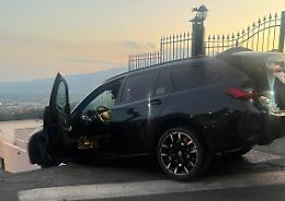 Turista scambia una scalinata per una discesa e resta "appesa" sull'auto 