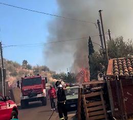 Fiamme minacciano una decina di case: elicottero e protezione civile in azione