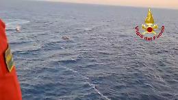 Scattano i soccorsi al largo di Giardini Naxos per una barca in bal&igrave;a delle onde