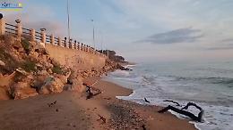 Il mare si sta mangiando la pista ciclabile a San Leone, l'inverno non è ancora arrivato ed è già emergenza 