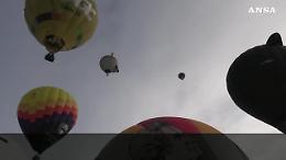 Lo spettacolo delle mongolfiere a Mondov&igrave;: il cielo di tinge dei colori di tutta Europa 