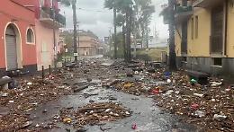 Devastazione in via Colombo a Riposto: pali divelti, panchine sradicate e detriti in strada