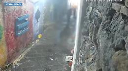 Catania, rapinatore violento trascina le vittime per i capelli: incastrato dalle telecamere (VIDEO)