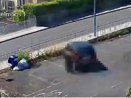 Immortalato dalle telecamere mentre abbandona rifiuti