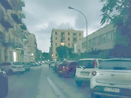 Illuminazione assente e allarme sicurezza, fiaccole di protesta nei rioni al buio