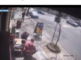 Le telecamere li inquadrano al bar prima del colpo grosso: ecco chi sono i due rapinatori di gioielli  