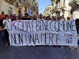 In strada per protestare contro i costi dell'acqua divenuti... salati