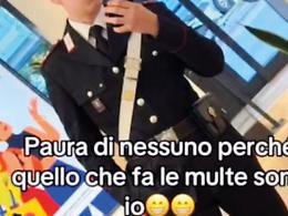 &laquo;Dovete tutti avere paura&raquo;: da Zen a Borgo Nuovo, la nuova moda sui social delle false divise e delle pose da gangster