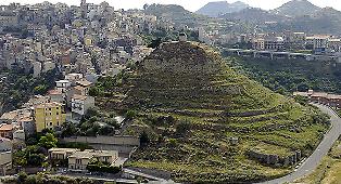 Centuripe, il costone che preoccupa: al via la gara per mettere in sicurezza Monte Calvario