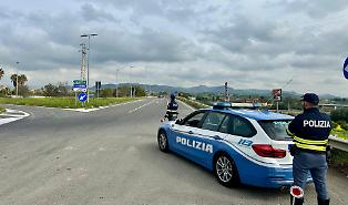 La macchina ha un guasto sulla A19 in territorio di Enna, interviene la PolStrada e per l'automobilista sono grattacapi