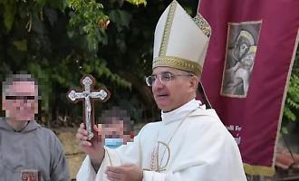 Il processo per falsa testimonianza al vescovo Gisana, la vittima degli abusi di don Rugolo ammessa come parte civile