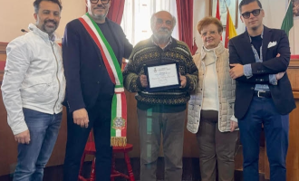 Lo scrittore Barnab&agrave; insignito della targa di cittadino meritevole